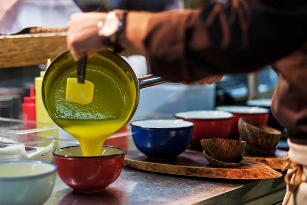 Homem cozinhar saborosa sopa de laranja ou molho — Fotografia de Stock