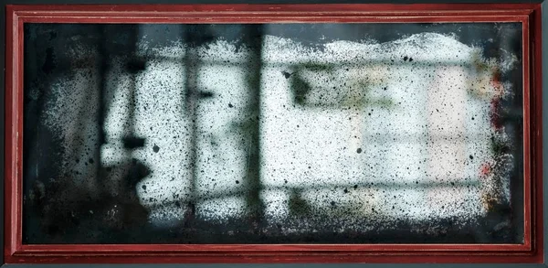 Старое винтажное зеркало с царапинами и пылью . — стоковое фото
