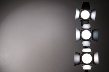 Fotoğraf Studio siyah arka plan üzerinde birkaç reflektörler.