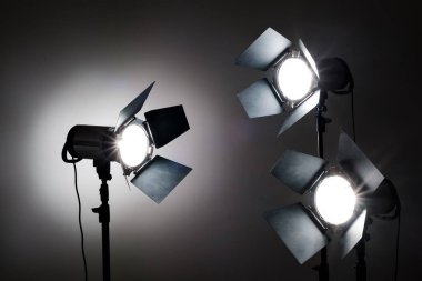 Fotoğraf Studio siyah arka plan üzerinde birkaç reflektörler.