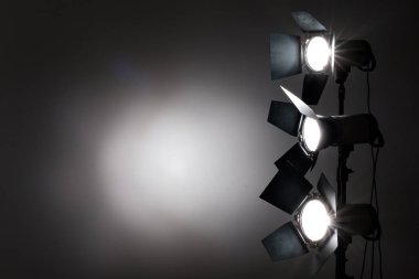 Fotoğraf Studio siyah arka plan üzerinde birkaç reflektörler.