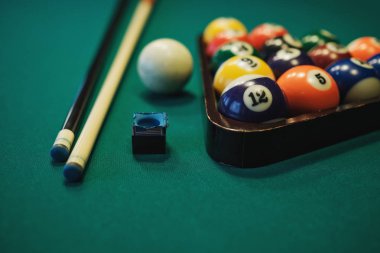 Bilardo oynarken. Bilardo topları ve işaret yeşil Bilardo masasında. Bilardo spor kavramı.