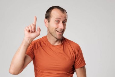 Olgun Latin asıllı adam yukarı işaret parmağı gösterilen.