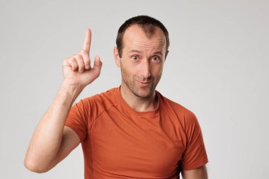 Olgun Latin asıllı adam yukarı işaret parmağı gösterilen.