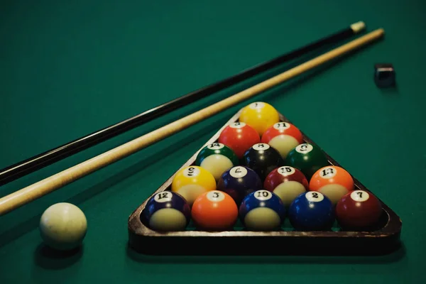 A jogar bilhar. Bolas de bilhar e taco na mesa de bilhar verde. Conceito de desporto de bilhar . — Fotografia de Stock