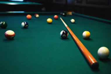 Bilardo oynarken. Bilardo topları ve işaret yeşil Bilardo masasında. Bilardo spor kavramı.