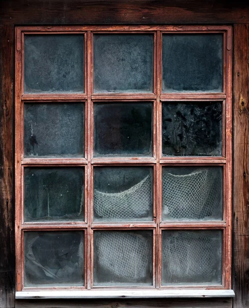 用网老、 木制农场房子的窗户 — 图库照片
