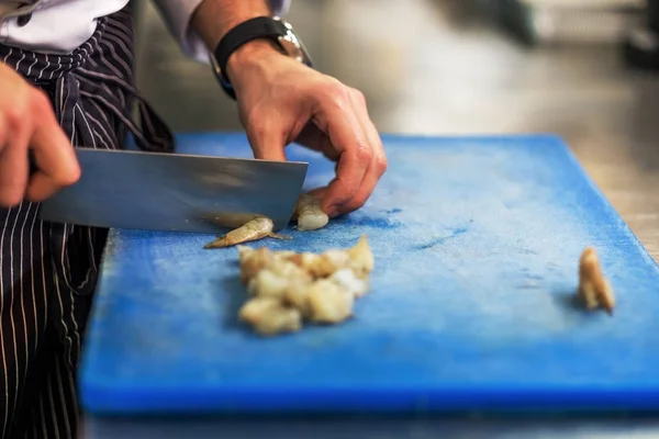 Chef memotong udang mentah dengan pisau khusus besar — Stok Foto