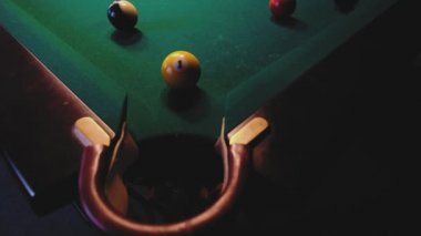 Amerikan Bilardo. Adam oyun Bilardo, Bilardo. Vurmaya hazırlanıyor, isteka topu isabet oyuncu.