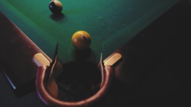 Amerikan Bilardo. Adam oyun Bilardo, Bilardo. Vurmaya hazırlanıyor, isteka topu isabet oyuncu.