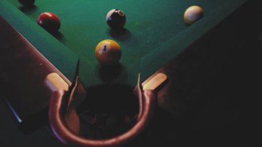Amerikan Bilardo. Adam oyun Bilardo, Bilardo. Vurmaya hazırlanıyor, isteka topu isabet oyuncu.