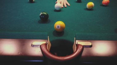 Amerikan Bilardo. Adam oyun Bilardo, Bilardo. Vurmaya hazırlanıyor, isteka topu isabet oyuncu.