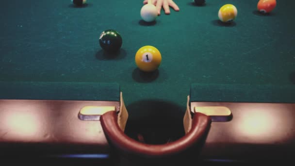 Du billard américain. Homme jouant au billard, snooker. Joueur se préparant à tirer, frapper la boule de queue . — Video