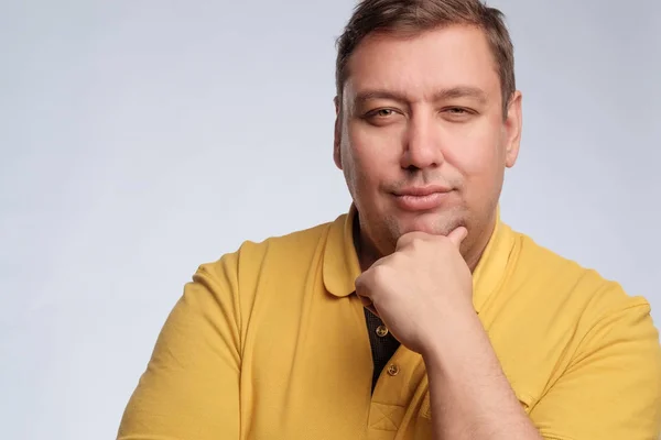 Hombre gordo sueña con algo y mirando la cámara languidemente . — Foto de Stock