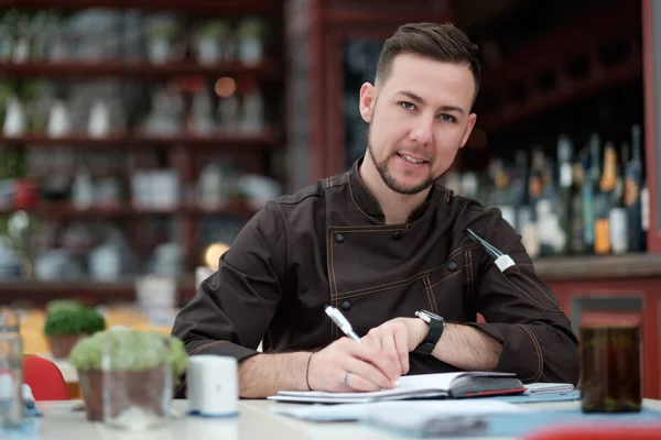 Cozinheiro cozinheiro branco do sexo masculino pensando em novo menu ou recepções . — Fotografia de Stock