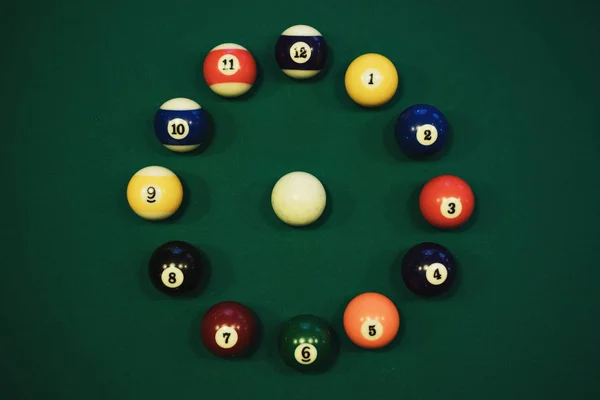 Bolas de piscina em círculo como uma cara de relógio — Fotografia de Stock