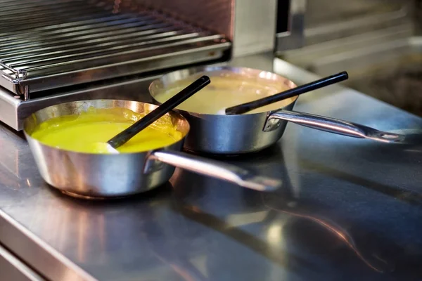 Миска з сирно-жовтим соусом на кухні — стокове фото