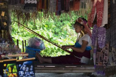 Chiang Rai, Tayland - 4 Kasım 2017: halk Ürünler yapma kimliği belirsiz uzun boyun Karen kadın