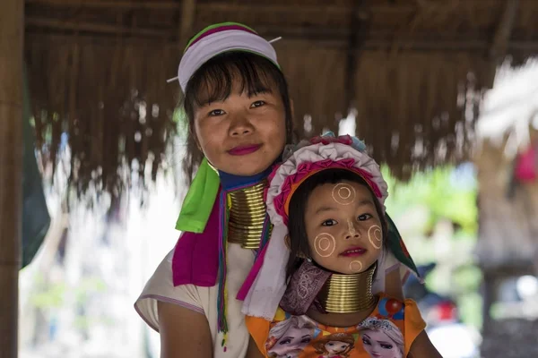 チェンライ、タイ - 2017 年 11 月 4 日: 正体不明の長い首カレン丘族家族 — ストック写真
