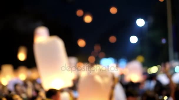 Des milliers de lanternes célestes libèrent lors de la célébration de la Loi Krathong lors du festival Yee Peng à Chiangmai Mae — Video