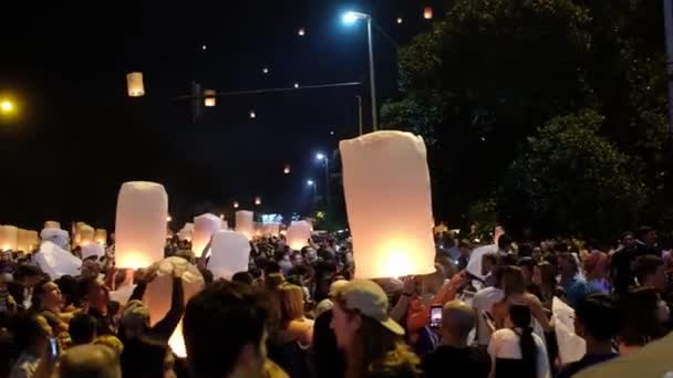 Chiang Mai, Tailandia-3 de noviembre de 2017: La gente dirige una gran linterna de papel con fuego en el cielo nocturno. Festival de Yee Peng — Vídeos de Stock