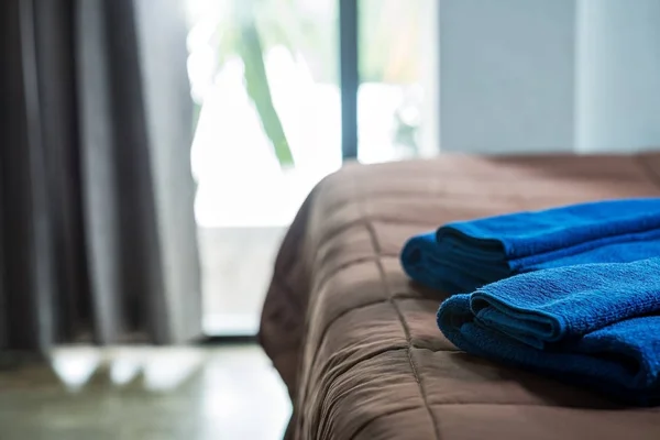 Colocando dois azul limpo toalha fresca em uma cama no hotel — Fotografia de Stock