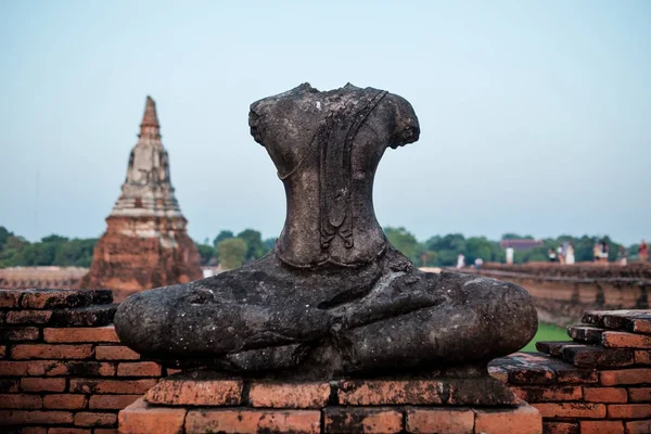 Ancienne statue de bouddha ont été détruits pendant la guerre, pas de tête dans la province d'Ayutthaya, Thaïlande . — Photo