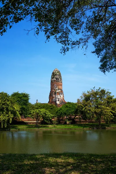 Pagoda och vatten kanal, Ayutthaya. — Stockfoto