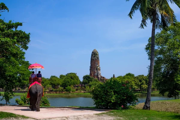 Pagode et canal d'eau, Ayutthaya . — Photo