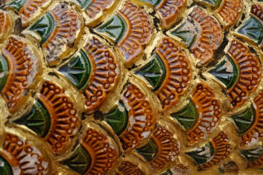 Dekoratif ve etnik model bir yılan şeklinde kırmızı, altın ve yeşil rengini ölçekler.