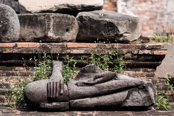 Antigua estatua de buda fueron destruidos durante la guerra, sin cabeza en la provincia de Ayutthaya, Tailandia . — Foto de Stock