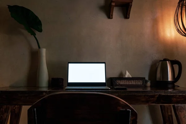 Laptop com tela em branco na mesa e decoração — Fotografia de Stock