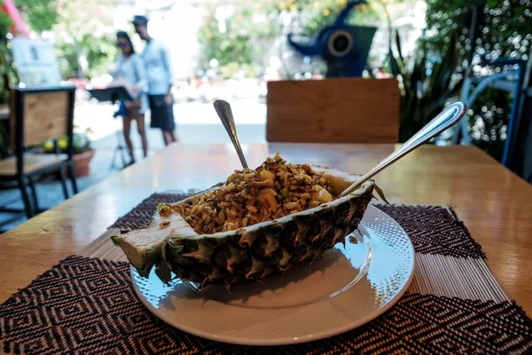 Ananas tailandese farcito con riso e verdure primo piano sul tavolo — Foto Stock