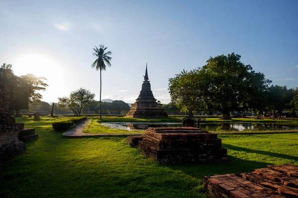 Wat Mahathat templo ruínas no Parque Histórico de Sukhotai, Tailândia — Fotografia de Stock