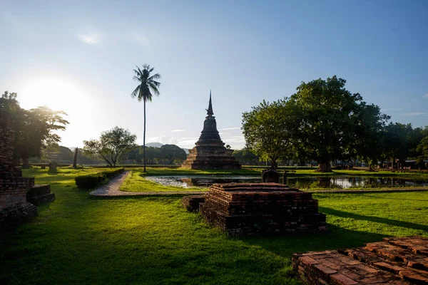 Wat Mahathat rovine del tempio nel Parco Storico di Sukhotai, Thailandia — Foto Stock