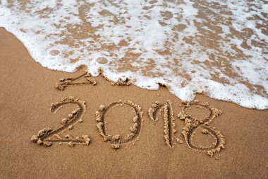 Tatil kavramı. Mutlu yeni yıl 2018 yerine 2017 deniz sahilde