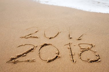 Tatil kavramı. Mutlu yeni yıl 2018 yerine 2017 deniz sahilde