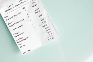cam masa arka plan üzerinde öğle yemeği için hesabı ödeyen. Ödemek için şanslı numara