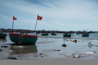 Okyanusta geleneksel tekneler güneşli günde çalışma Fishermens.