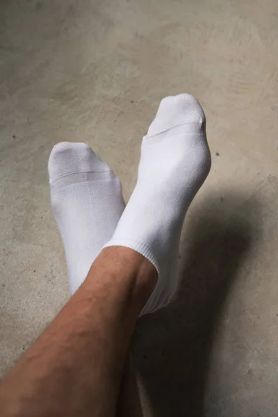 Hombre usando calcetines cruzando sus piernas . — Foto de Stock