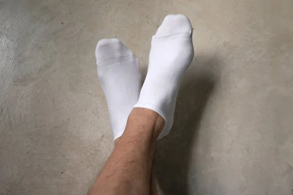 Ο άνθρωπος φορώντας κάλτσες, διασχίζοντας τα πόδια του. — Φωτογραφία Αρχείου