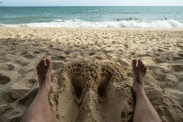 Primer plano de un hombre pies relajándose en una playa tropical cerca del mar . —  Fotos de Stock