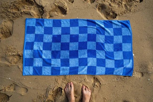 Toalha azul na praia arenosa — Fotografia de Stock