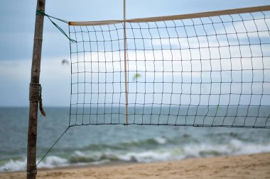 Okyanus su yakınında sahilde net bir plaj voleybolu