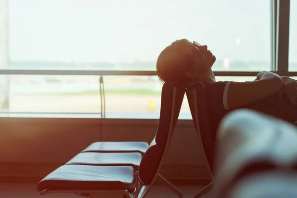 Müde Kaukasierin schläft in Flughafen-Lounge und wartet auf Flug — Stockfoto