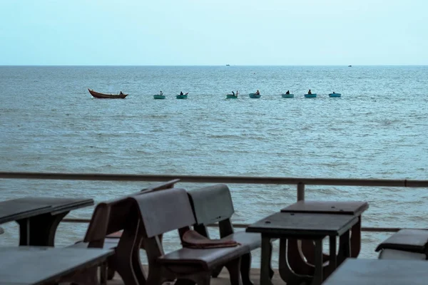 Näkymä merelle ja tyhjä ravintola. Pöytä ja tuolit ilman vierailijoita . — kuvapankkivalokuva
