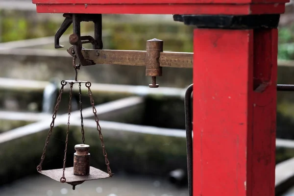 Metalen oude gewicht voor handel — Stockfoto