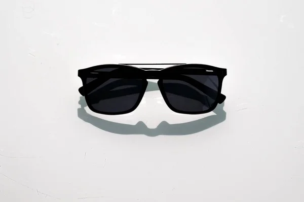 Svart solglasögon på vit bakgrund — Stockfoto