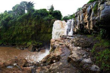 Şelale dağ manzarası