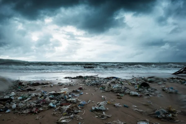 Skräp på stranden, miljöföroreningar i Bali Indonesien. Storm är på väg. Och droppar vatten på kameralinsen — Stockfoto